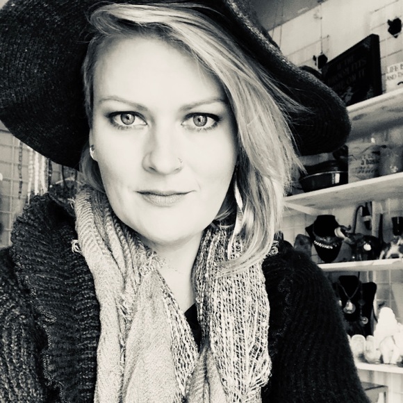 Meet your Posher, Nelly - Picture 3 of 5